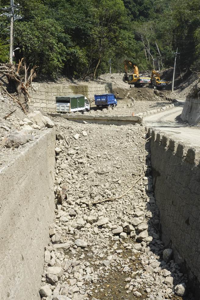 中颱「苏拉」逼近台湾，气象局29日下午发布陆上警报，上次「卡努」颱风受到重创的南投仁爱乡台14线一带居民，目前仍在重建满目疮痍的家园，面对「苏拉」新颱威胁，工人在卡努颱风遭土石流掩埋的台14线旁产业道路及排水沟清理积土。（黄子明摄）