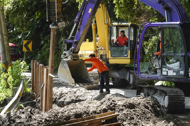 中颱「苏拉」逼近台湾，气象局29日下午发布陆上警报，上次「卡努」颱风受到重创的南投仁爱乡台14线一带居民，目前仍在重建满目疮痍的家园，面对「苏拉」新颱威胁，工人在通往奥万大的大安路打桩巩固路基，该路段路基在卡努颱风中遭大雨掏空。（黄子明摄）
