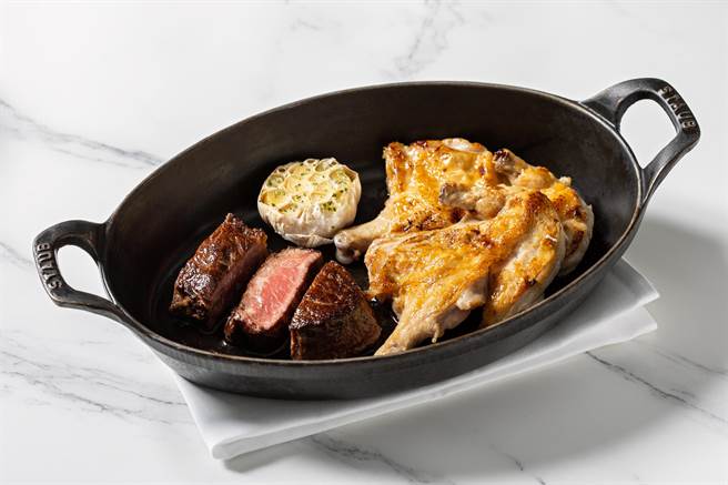 双人午间商业套餐双主餐有肉香四溢的「美国顶级纽约克牛排」以及鲜嫩多汁的「炉烤春鸡」。(台北国宾大饭店提供)