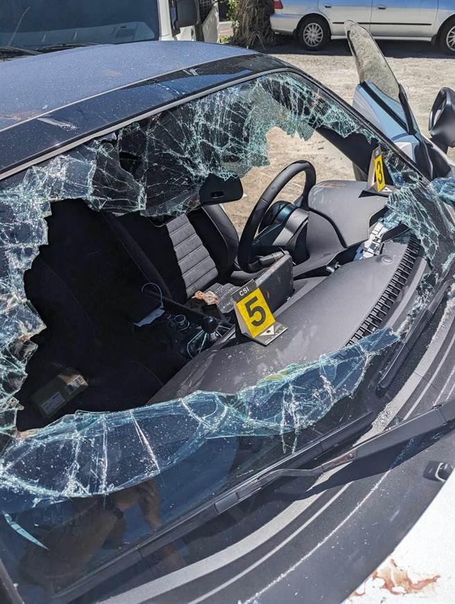 图说：「开锁达人」涂志浩日系跑车挡风玻璃遭砸。（永和警分局提供）
