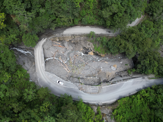 中颱「苏拉」逼近台湾，气象局29日下午发布陆上警报，上次「卡努」颱风大雨冲刷大量漂流木进入雾社水库，目前水库周围野溪仍有枯木堆积在河床。（黄子明摄）
