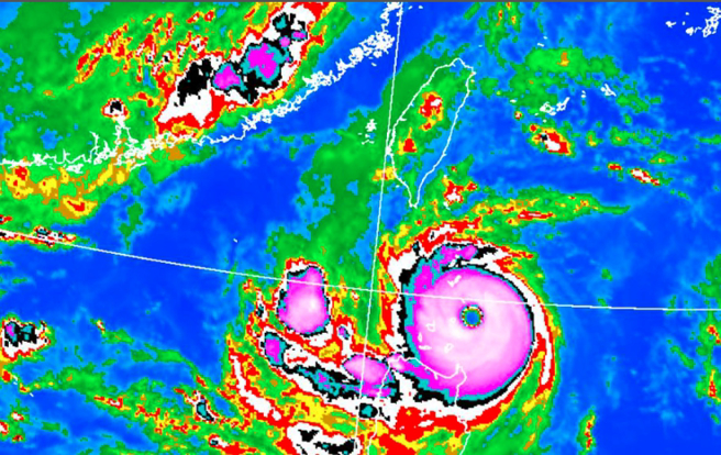 有专家说，中颱苏拉「开出漂亮的眼睛」，其威力有增强的趋势。（图／气象局）
