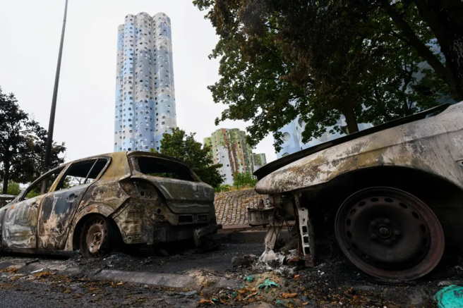 6月底，法国巴黎市郊发生北非裔少年纳赫尔拒绝临检，遭警方击毙，引发成大规模暴乱。(图/路透社)