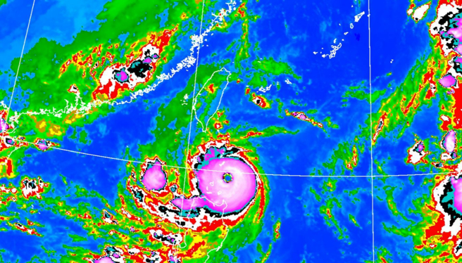 苏拉颱风今晚再度增强为强烈颱风。（气象局）