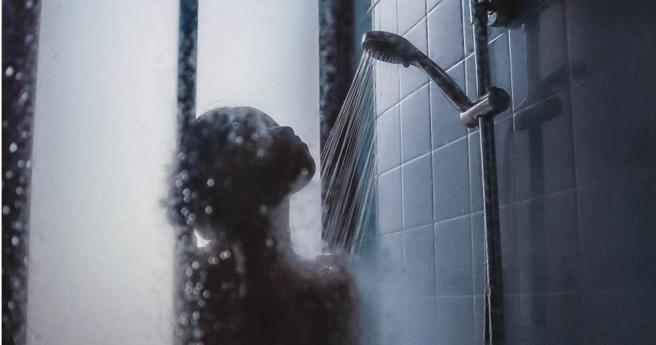 美国妇科医师称淋浴时排尿反而有益女性身体健康，但太常为之将导致失禁发生。（示意图／unsplash）