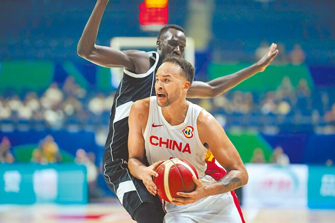 李凯尔（前）昨虽贡献22分，仍无法帮助大陆队赢球。（美联社）