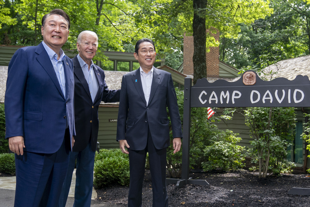 南韩总统尹钖悦（左起）、美国总统拜登、日本首相岸田文雄22日在美国大卫营举行峰会。（资料照／美联社）(photo:ChinaTimes)