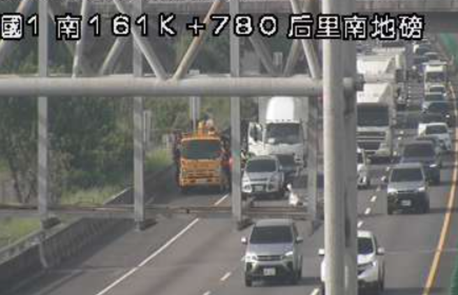上班注意！國1北上后里段「1大3小車」追撞，回堵1公里。(翻攝高速公路1968)
