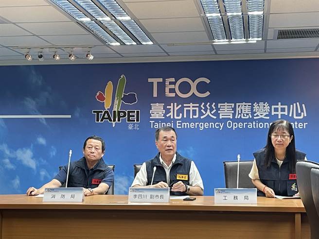 台北市副市长李四川（中）30日上午前往台北市灾害应变中心，主持防颱整备会议。（刘彦宜摄）