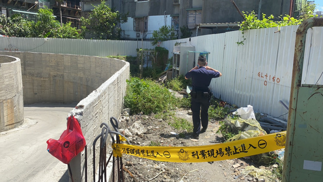 新北市三重区中华路某建案工地后方围篱，昨（29）日早上9时有一具无名男尸倒卧水沟，三重警分局获报后抵达现场处理。（照片 / 刘咏韵翻摄）