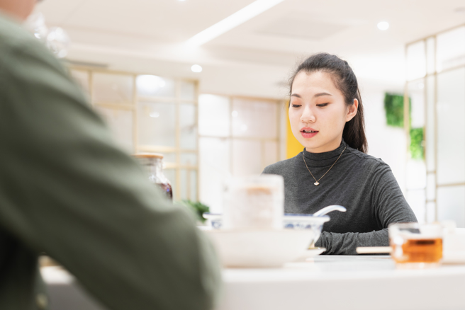 大陆一名女子近日相亲时，对方得知她父亲在工地工作，竟然瞬间变脸，让她看了非常傻眼。(示意图/达志影像)