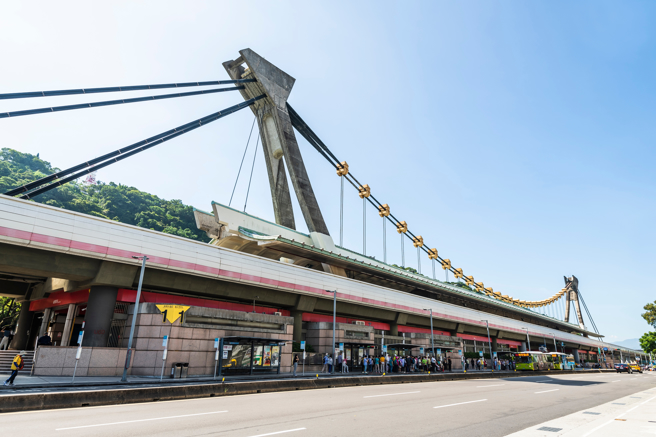 台北捷运剑潭站，今早往淡水方向一部列车冒出浓烟，许多旅客闻到烧焦味，吓得逃出车厢。（图／示意图，达志影像）