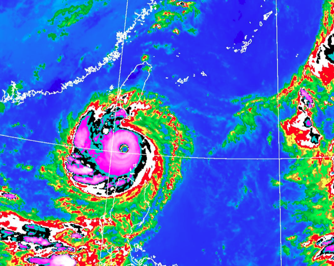 强颱苏拉的颱风眼清晰。(翻摄自气象局卫星云图)