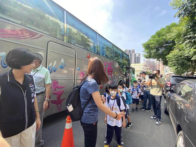 台中市北屯区廍子国小13班、352名新生到校后统一搭车到3公里外三光国中上课。（冯惠宜摄）