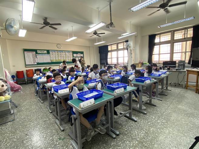 台中市北屯区廍子国小13班、352名新生到校后统一搭车到3公里外三光国中上课。（冯惠宜摄）