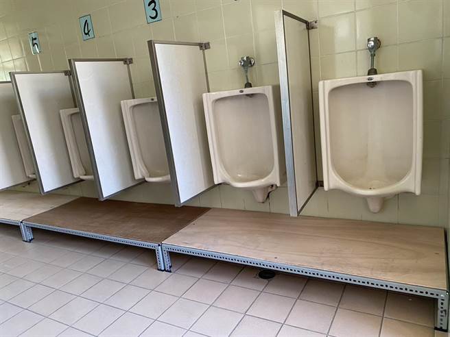 台中市北屯区廍子国小13班、352名新生到校后统一搭车到3公里外三光国中上课，为因应小一生要使用国中校舍校方在厕所加装台阶。（冯惠宜摄）