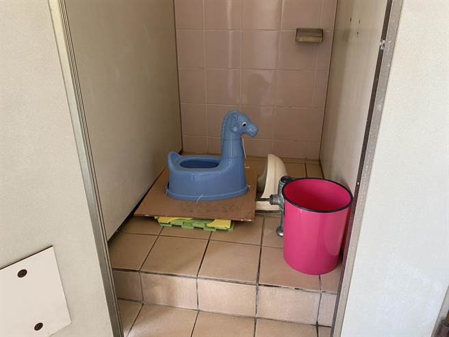 台中市北屯区廍子国小13班、352名新生到校后统一搭车到3公里外三光国中上课，为因应小一生要使用国中校舍校方在厕所加装台阶。（冯惠宜摄）