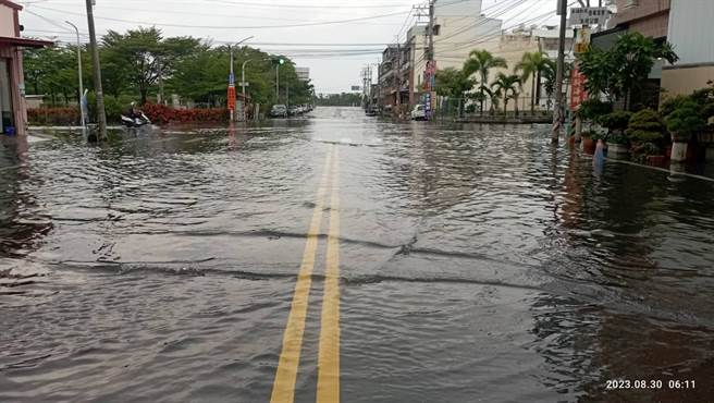 强颱苏拉来势汹汹，30日又逢年度大潮，屏东东港镇再度传出道路积水，不仅东隆宫周边道路有积水情形，东津里船头、大成路口还一度成了「漂漂河」。（东津里里长叶而项提供／谢佳潾屏东传真）
