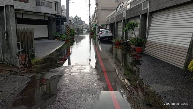 强颱苏拉来势汹汹，30日又逢年度大潮，屏东东港镇再度传出道路积水，不仅东隆宫周边道路有积水情形，东津里船头、大成路口还一度成了「漂漂河」。（东津里里长叶而项提供／谢佳潾屏东传真）