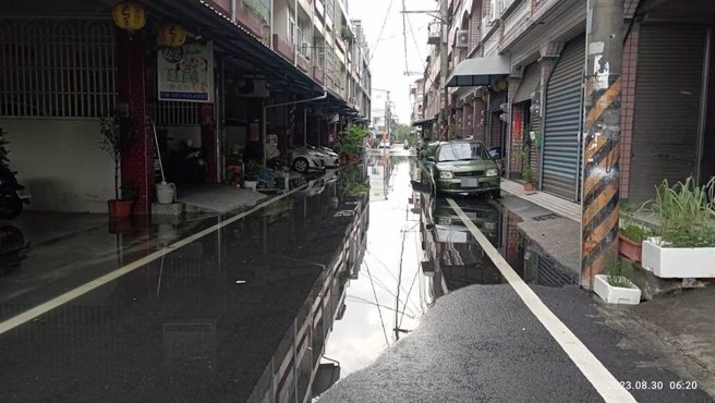 强颱苏拉来势汹汹，30日又逢年度大潮，屏东东港镇再度传出道路积水，不仅东隆宫周边道路有积水情形，东津里船头、大成路口还一度成了「漂漂河」。（东津里里长叶而项提供／谢佳潾屏东传真）