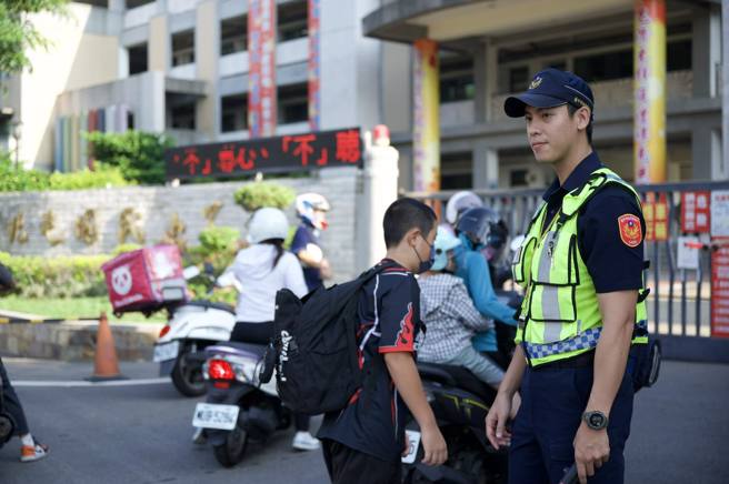 今（30）日是全国中、国小开学第一天，台中警全力协助校方周边进行交通疏导。（照片 / 翻摄自TCPB 局长室）