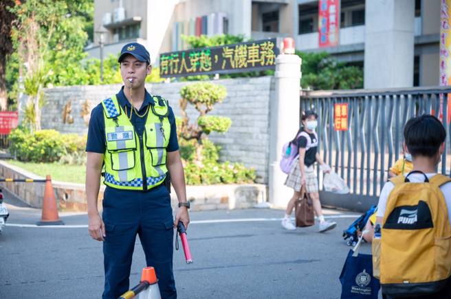 天菜帅警现身国小门前疏导交通，妈妈们：我想去上课！（照片 / 翻摄自TCPB 局长室）