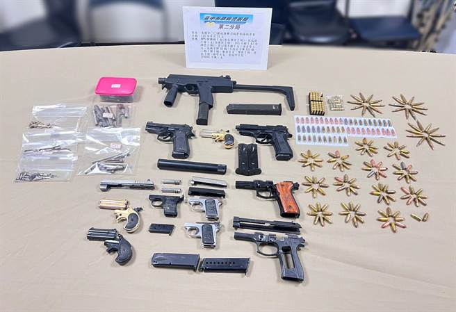台中市警二分局长期跟监，日前持搜索票搜索，在云林一处四合院发现大批枪、弹。（台中市第二分局提供／冯惠宜台中传真）