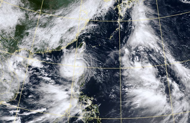 气象专家贾新兴指出，热带性低气压最快今晚生成第12号颱风鸿雁。（中央气象局提供）