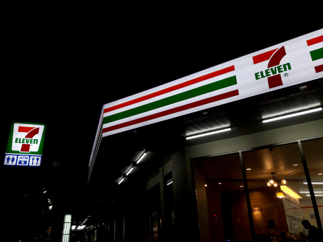 男子到超商購物，放在機車腳踏墊的安全帽被偷竊。（圖／示意圖，達志影像）