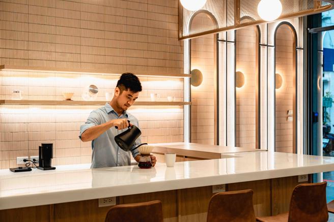 「驳二共享工作空间」设备应有尽有，还可以手冲咖啡补充工作所需咖啡因。（图片来源：高雄市文化局提供）