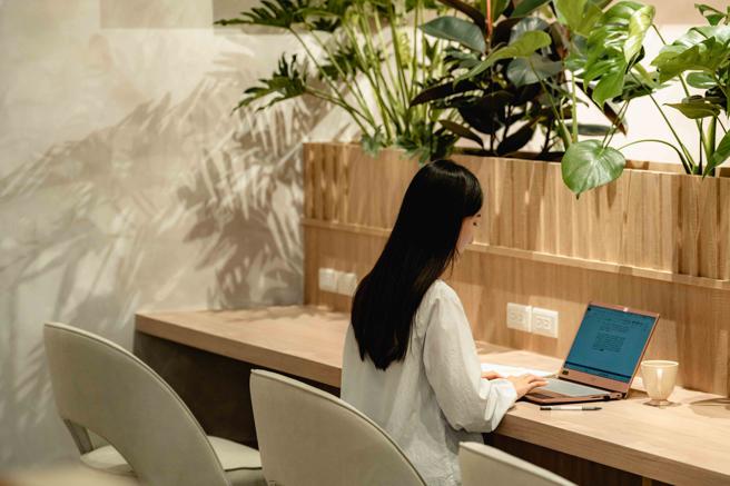 「驳二共享工作空间」试营运期间推出日租座位199元优惠价，还可依工作需求弹性安排租借（图片来源：高雄市文化局提供）