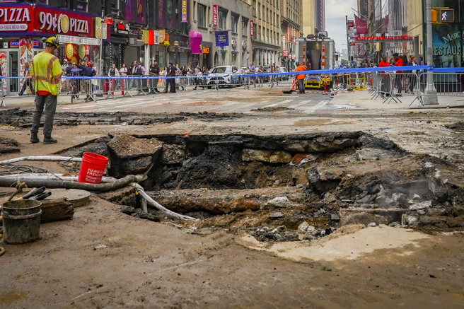 美国纽约一条古老的总水管今天在使用超过一世纪后破裂，惊人的大水灌入「时报广场」旁的繁忙地铁站。（图/美联社）