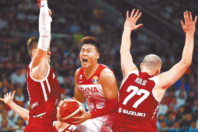 籃球深受大陸民眾喜愛。圖為2019國際籃聯比賽，中國隊與波蘭隊纏鬥；圖中人物與文稿無關。（資料照／中新社）