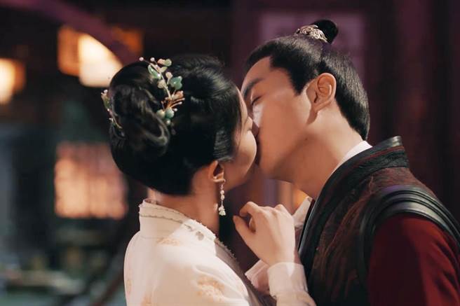 刘亦菲、陈晓「成人式吻戏」深受好评。（中天娱乐台提供）