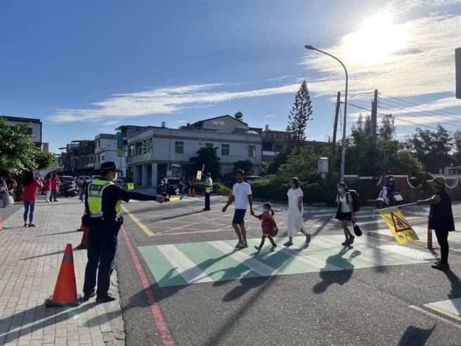 金警针对位处交通要衝之学校编排护童勤务，保护学生上、下学安全。(图／警方提供)