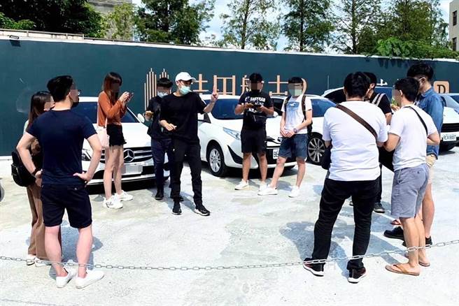 新竹「翁黄非法中人诈骗案」，翁嫌（戴白色帽子）要求被害人付30万元中人钱，才能进去谈购屋。（投诉民眾提供／罗浚滨新竹传真）