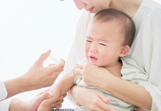 小孩怕打针，听音乐或许能缓和疼痛，帮助他们克服恐惧。（图／Shutterstock）