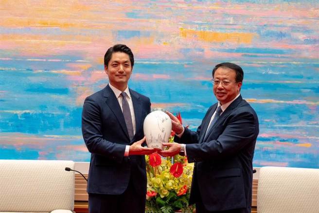上海市長龔正（右）29日下午會見台北市長蔣萬安，贈瓷器「玉蘭花開」，寓意合作共贏。（台北市政府提供／朱紹聖上海傳真）