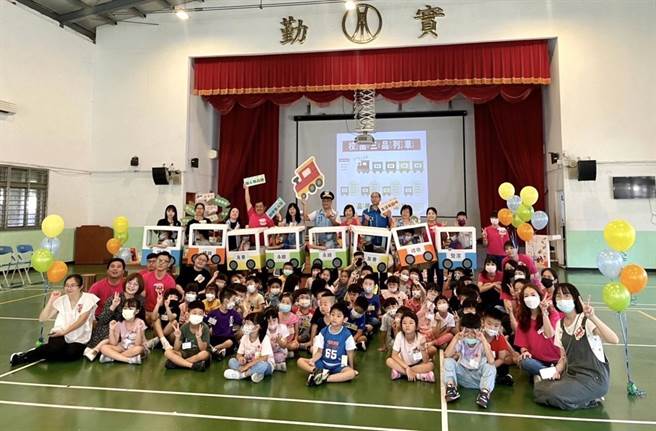 金门县教育处上午在金鼎国小举办「校园有品教育列车」启程典礼，并为新生赠书「传递喜阅」。(图／金门县教育处提供)