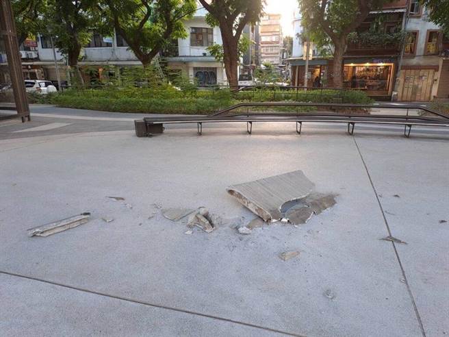 台北捷运淡水信义线圆山站往民权西路站间高架桥，15日一处胸墙部分玻璃纤维混凝土块掉落。（台北市议员锺佩玲提供／刘彦宜台北传真）