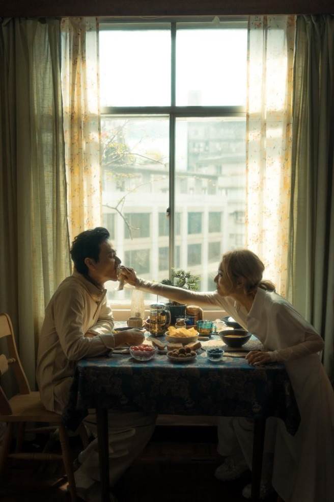 刘冠廷（左）跟郑秀文在闭幕片《爱情城事》演出其中1部短片。（金马提供）