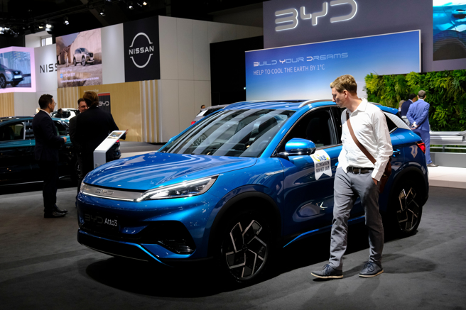 电动车发展带动关键金属「锂」需求大增，全球恐将面临「缺锂」问题，有分析师预测，全球最快将于2025年出现锂短缺。（示意图/shutterstock）