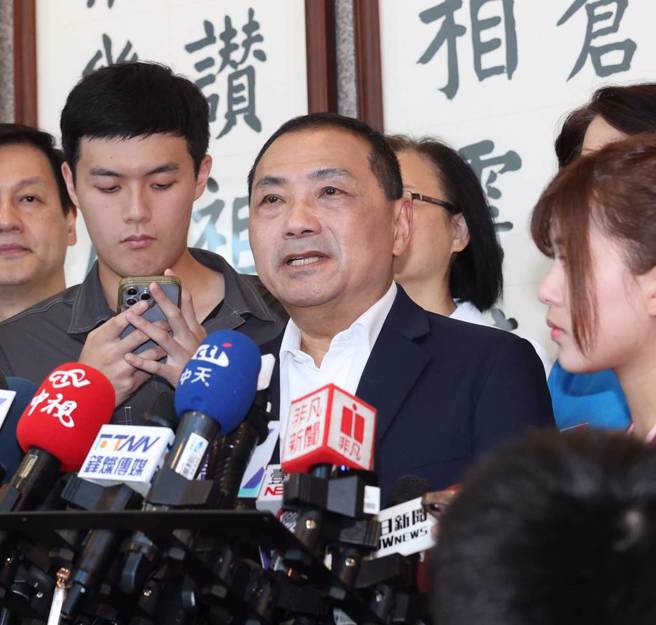 《商业周刊》脸书粉专昨做哏图嘲笑侯友宜，引起了蓝营强烈不满。（中时资料照，刘宗龙摄）
）