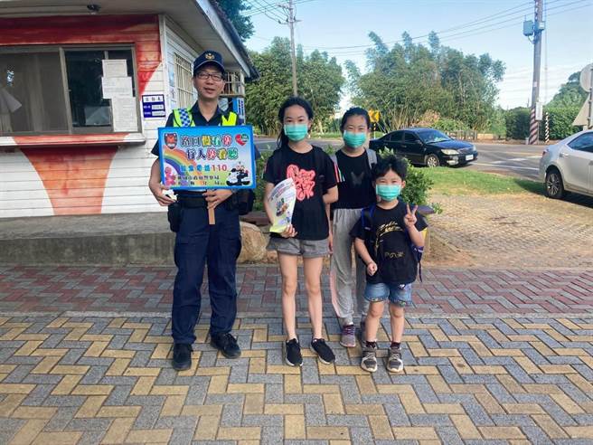 桃園市楊梅警分局30日除規畫護童勤務，也發放交通安全文宣磁鐵，盼將交通安全觀念深植學童心中。（翻攝照片／蔡明亘桃園傳真）