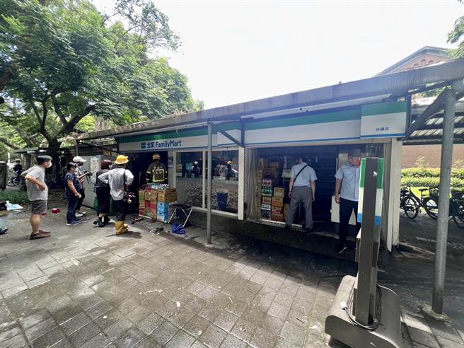 台大于今(30)日上午校内便利商店传出火灾消息，疑似为电线走火造成。(读者提供／李侑珊台北传真)