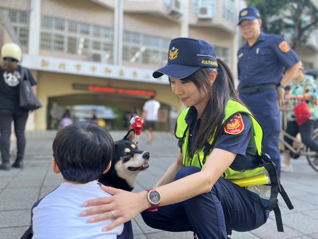 今（30）日為全國小、國中開學第一天，中和警持續加強執行「護童專案」，上學一大早時段，現場已有眾多員警現身站崗於國小校門，全力協助校方周邊進行交通疏導。（照片 / 中和警提供）