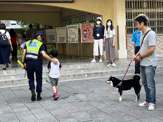 今（30）日為全國小、國中開學第一天，中和警持續加強執行「護童專案」。（照片 / 中和警提供）