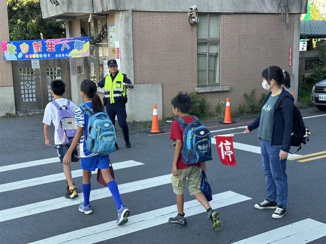 今天是開學日，集集分局啟動「護童專案」，針對轄內國中小協助前往校門站崗維護交通安全工作。集集分局提供