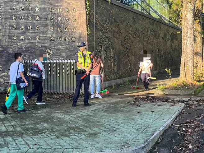 家長送孩子上學，看到校們前有警察駐守，感覺特別心安。集集分局提供