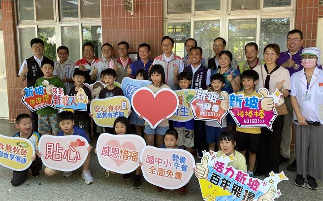 8月30日為各級中小學開學日，桃園市長張善政率市府相關單位前往觀音區新坡國小，視察免費營養午餐供應情形。（蔡明亘攝）